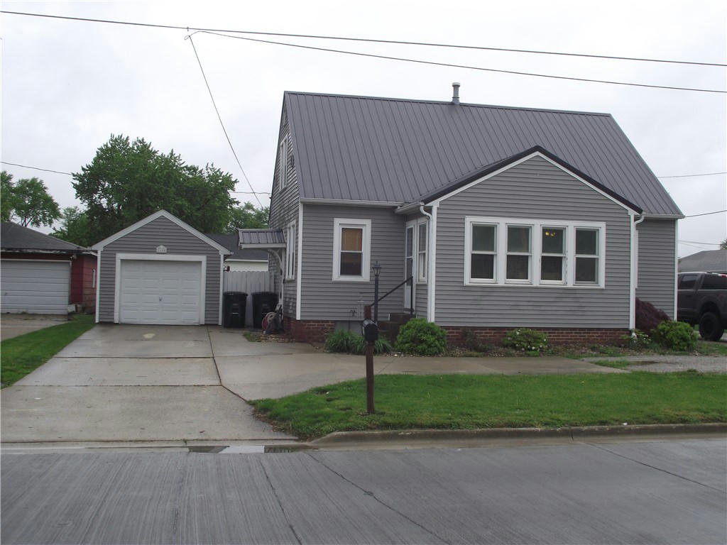 1605 S 4TH ST, EFFINGHAM, IL 62401, photo 1 of 9