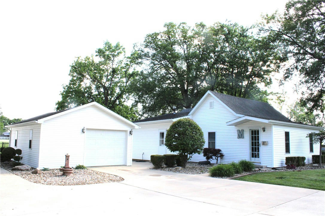 1216 W SOUTH 8TH ST, SHELBYVILLE, IL 62565, photo 1 of 31